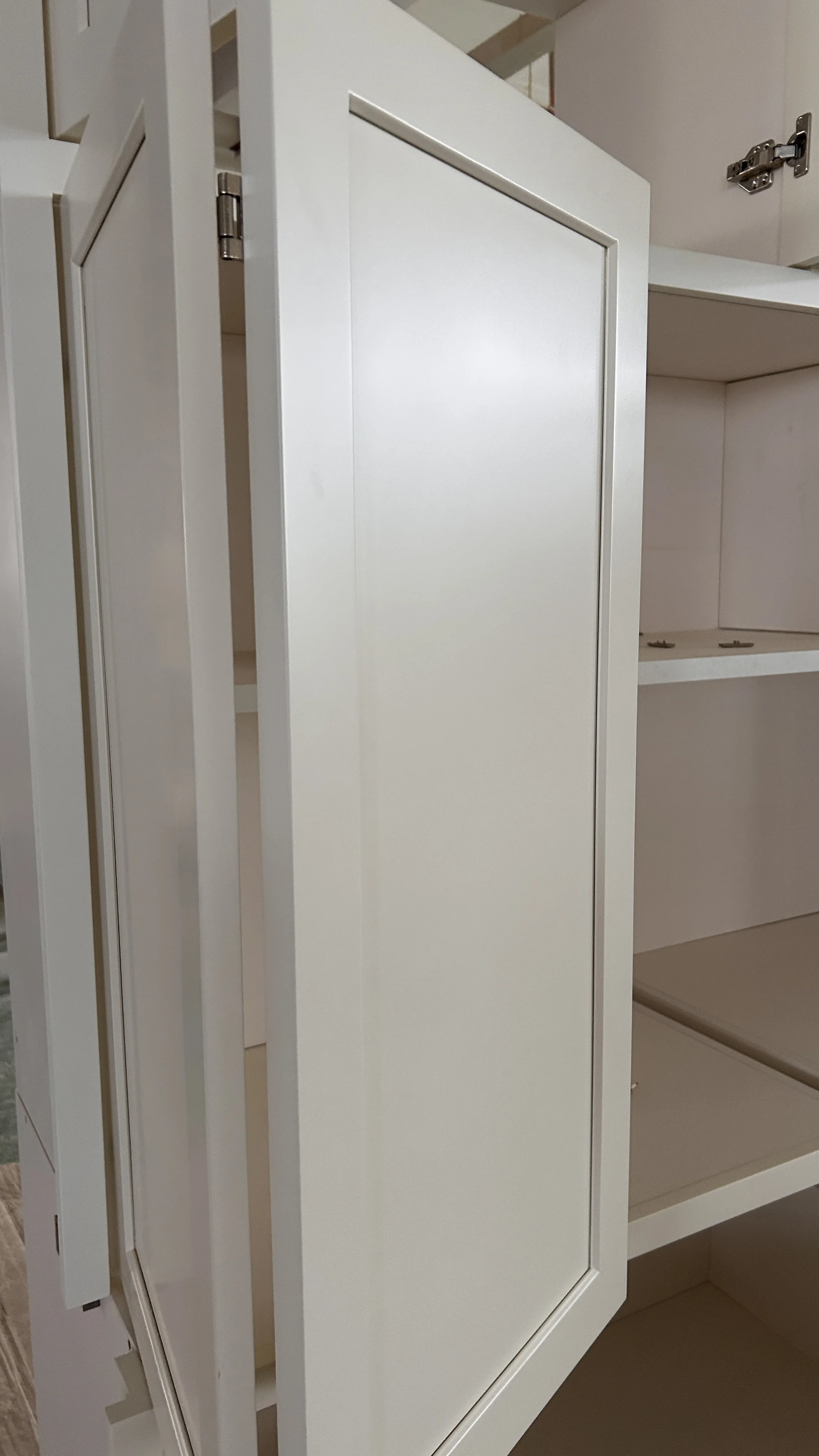 Kitchen Furniture Customized White Shaker Style Solid Wood Kitchen Cabinet 5