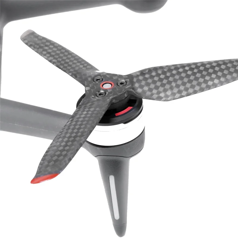 Hélices de drone DJI noires installées sur un drone, prêtes pour un vol stable et performant.