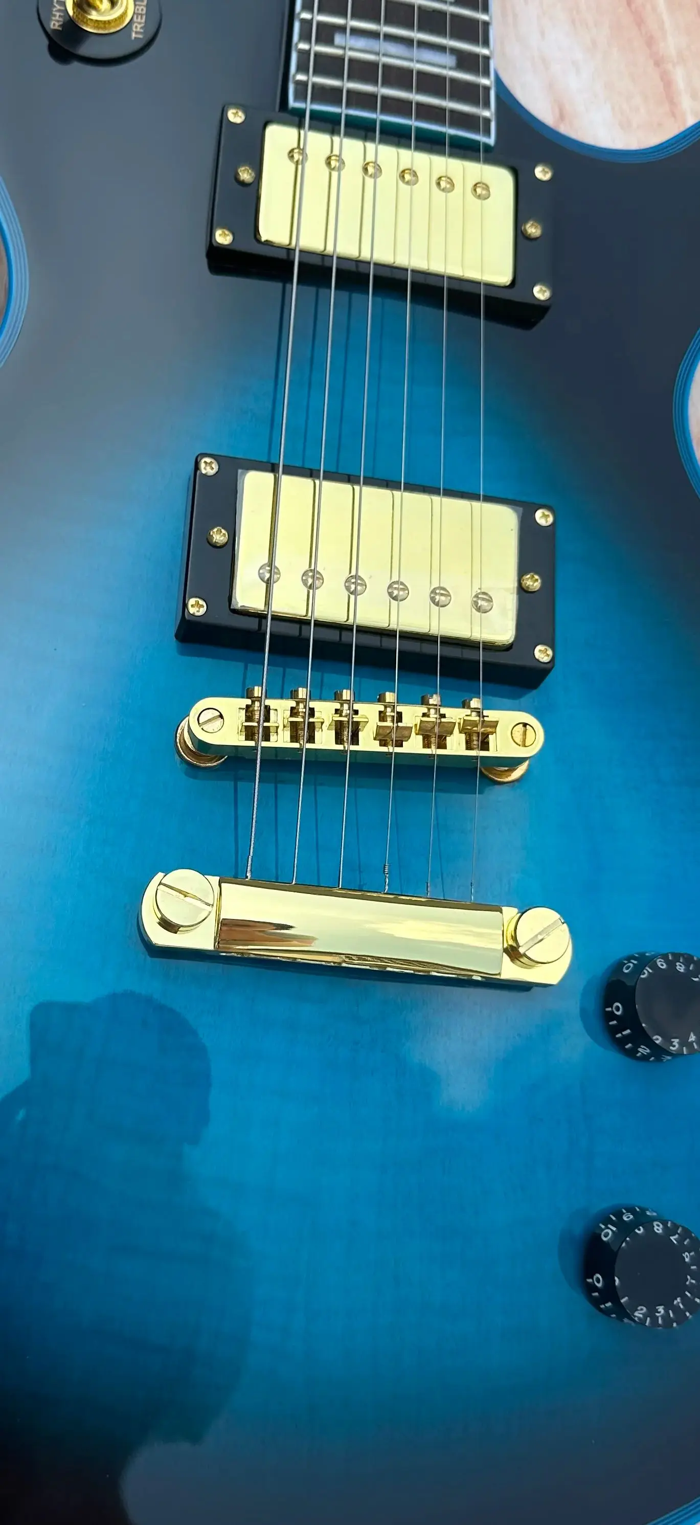 

Индивидуальная электрическая гитара, синий логотип и синяя окантовка корпуса, хороший рисунок тигра, золотые аксессуары, искусственная кожа, Молния Бесплатная доставка