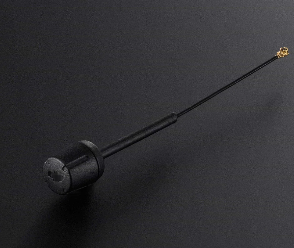 Gros plan sur le connecteur I-PEX de l'antenne Pro DJI O4, garantissant une transmission stable
