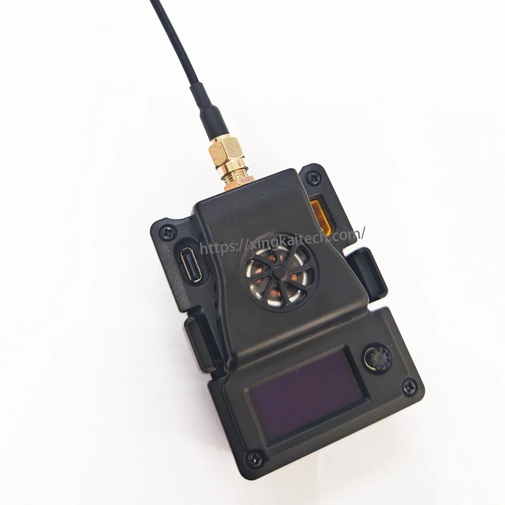 Récepteur ELRS 360MHz-750MHz monté sur un drone FPV, radiocommande longue portée en action.