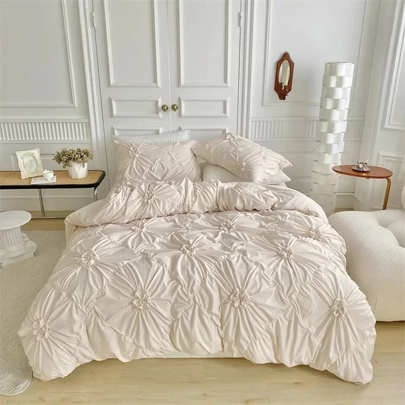thumbnail image 1 of Juegos de edredones Juego de funda nórdica doble con pliegues tridimensionales y diseño artesanal Juego de ropa de cama con flores torcidas sólidas Juego de funda de edredón, 1 of 4