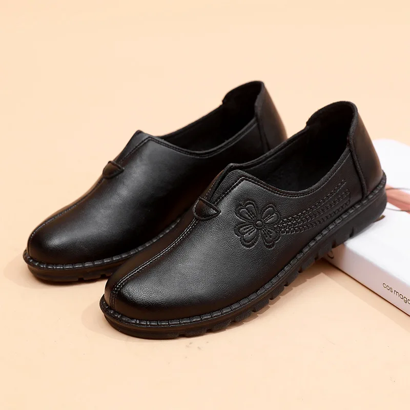 2024 new spring autumn leather mother flat shoes women's soft casual shoes Comfortable flat bottom middle-aged female shoes