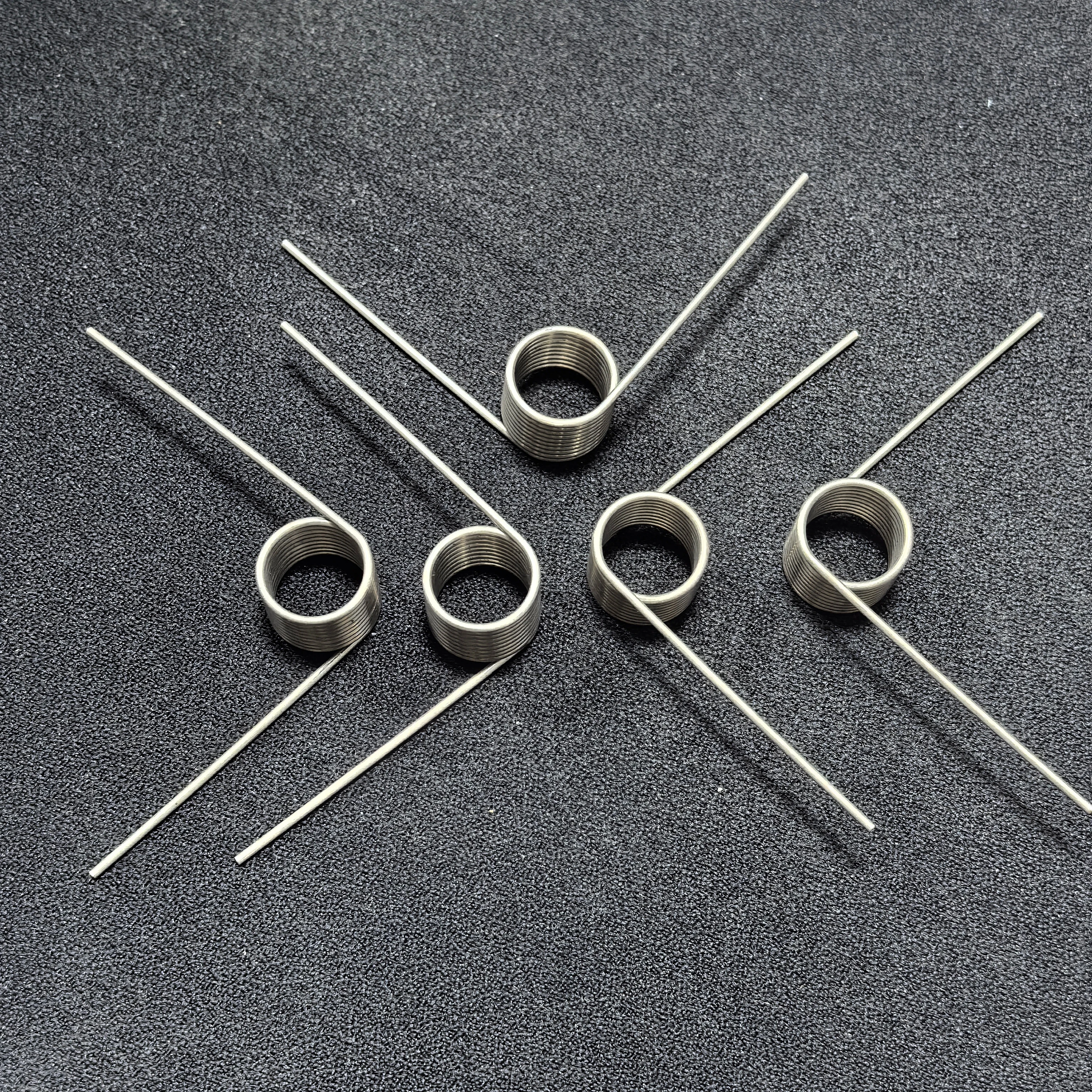 0,8 mm Drahtdurchmesser Präzisions-Torsionsfeder Hochfeste V-förmige Feder kann individuell angepasst werden 60 ° /90 ° /120 ° /180 ° – Detail 6