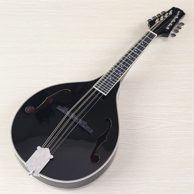 初心者向けの8弦マンドリン楽器のプロフェッショナルなパフォーマンス