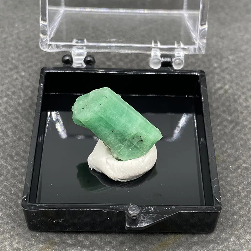 100%  Natural Emerald Mineral Specimens Stones and Crystals Healing Crystal   +Box size:35*35*35 mm