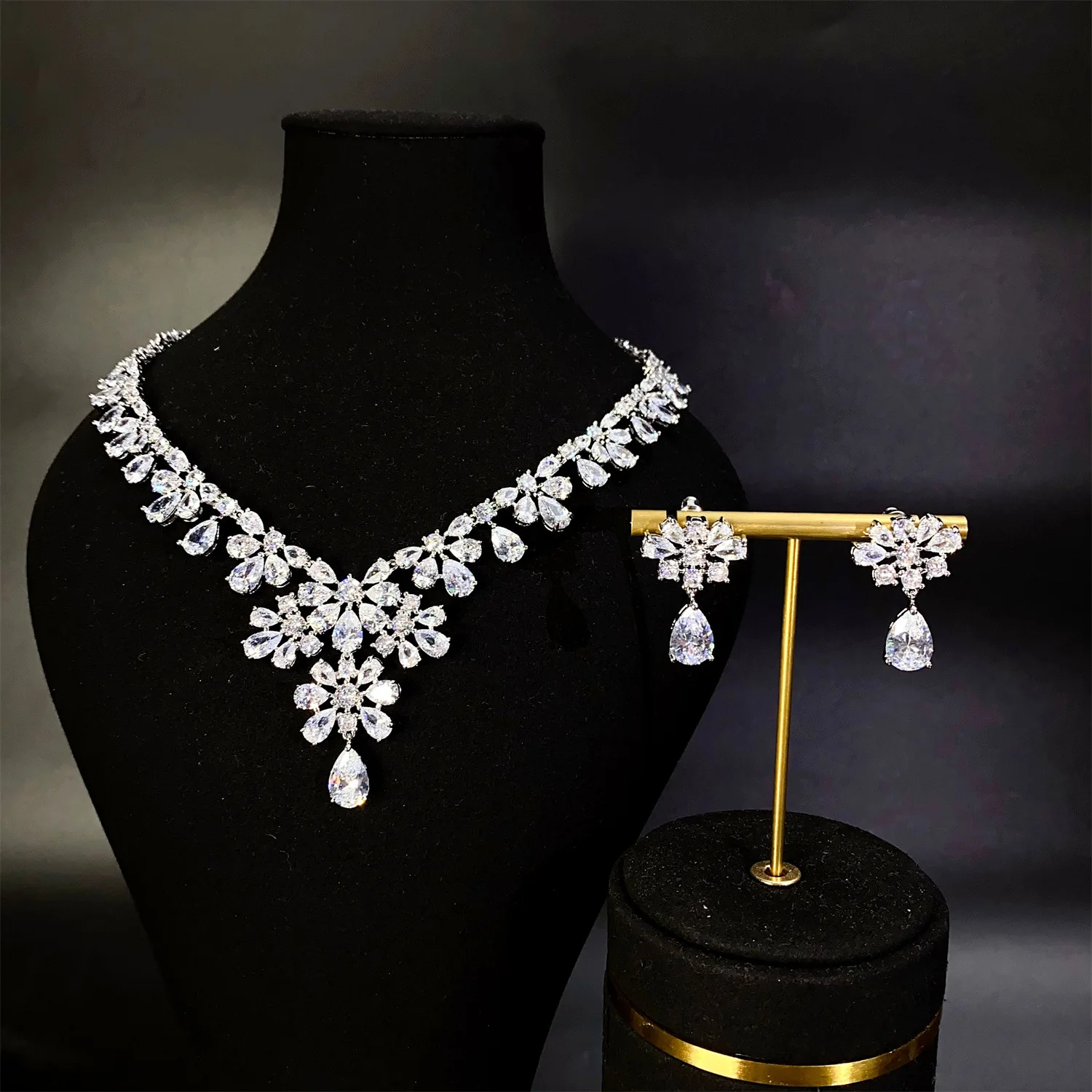 

Dubai Gold Color Bridal Jewelry Sets Wedding Accessories Cubic Zirconia Water Drop Pendant Necklace Sets for Banquet Wedding