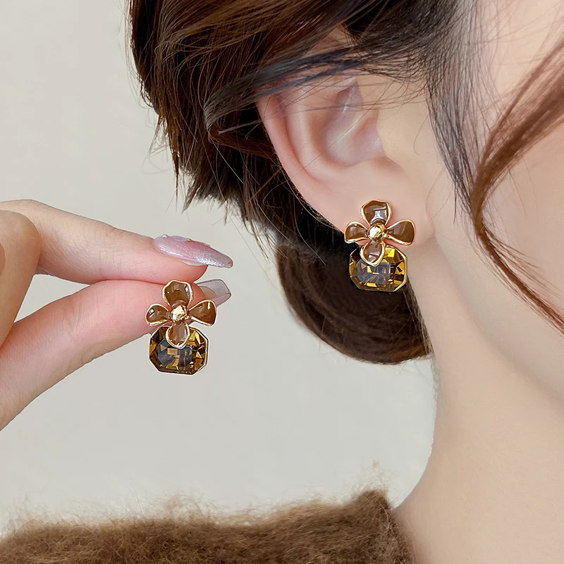 Design Sense Maillard Braune Blume Champagner Quadratische Kristall Anhänger Ohrringe Für 2024 Neue Schmuck Damenmode-Accessoires – Detail 10