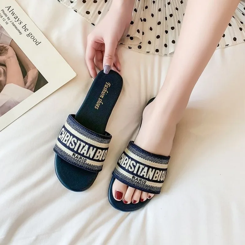 Summer fashion classic simple sandals ladies new 2024 wear fashion ins tide beach non-slip flip-flops