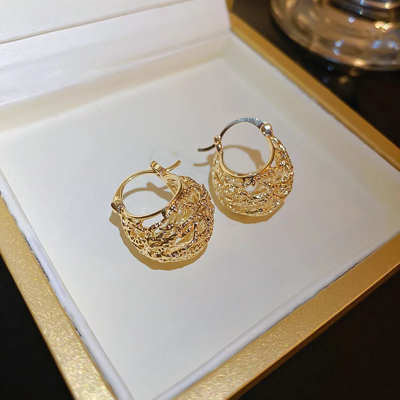 

French light luxury metal hollow ball ear buckle fashion temperament all-match earrings personality high-end earrings