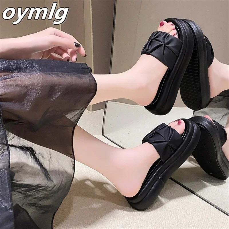 

Thick soled sandals for women to wear outside in summer, fairy style, 2023 new anti slip, elevated fashion, one word slipper