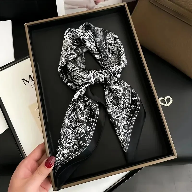 Black and white ethnic style waist drum