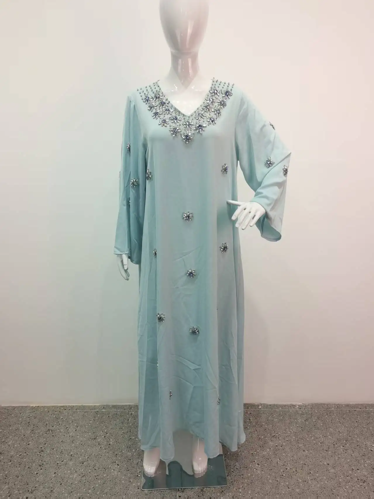 جلابية وردي خوخي بتطريز ناعم