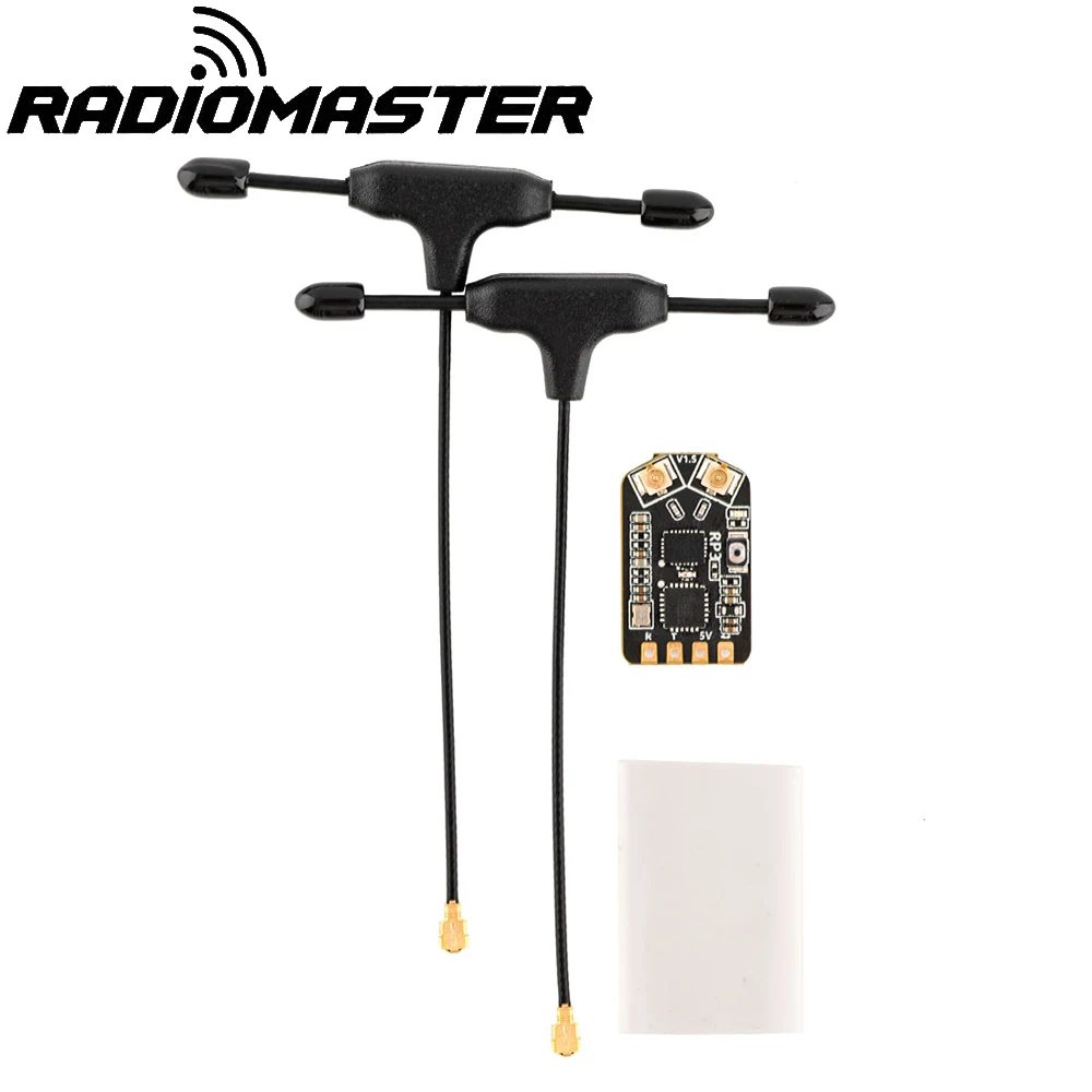 RadioMaster RP3 Nano récepteur ExpressLRS 2.4GHz 100mW tenu dans une main pour montrer sa taille compacte