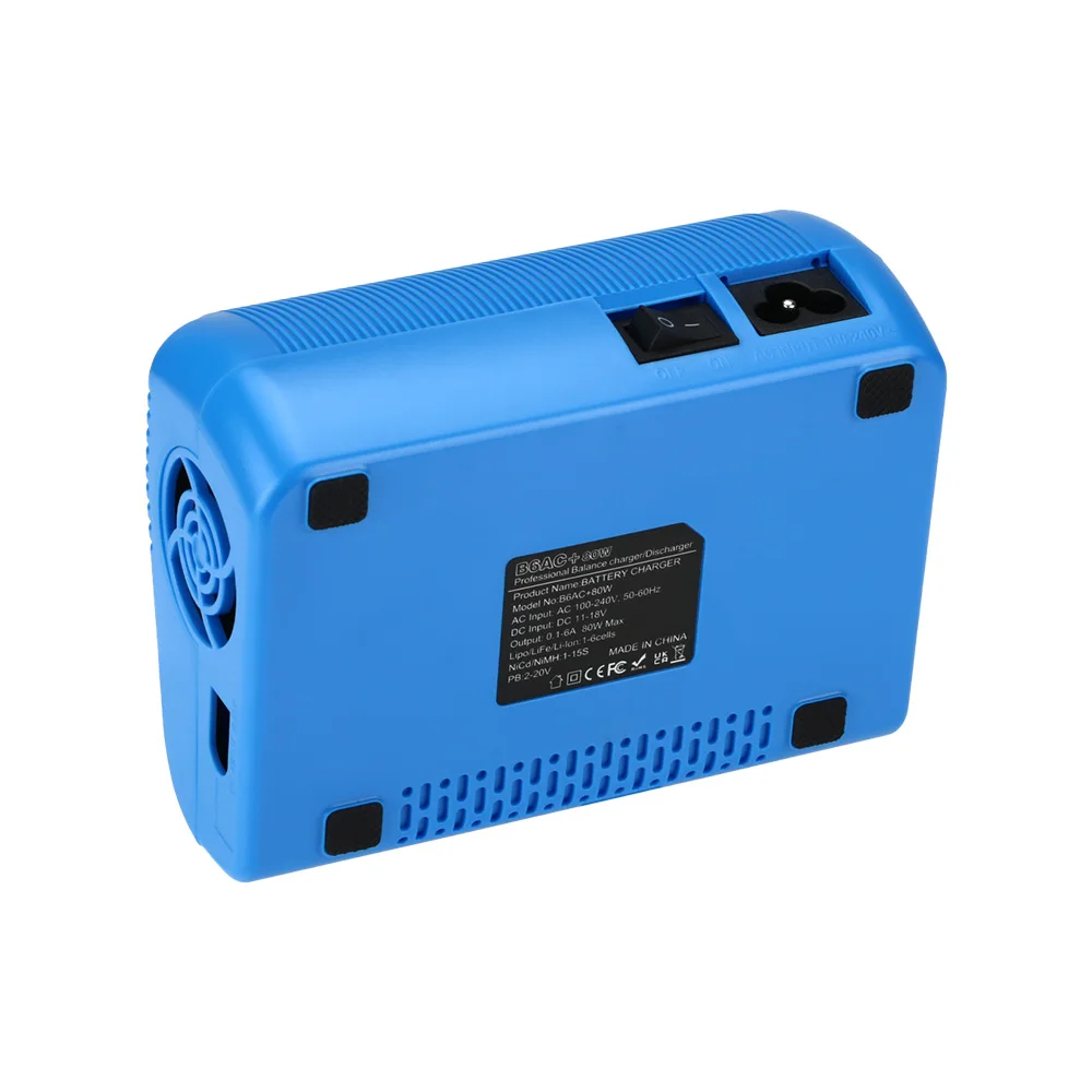 Chargeur multiport 6 ports USB 60W à côté d'un smartphone et d'une tablette en charge, éclairage tamisé.