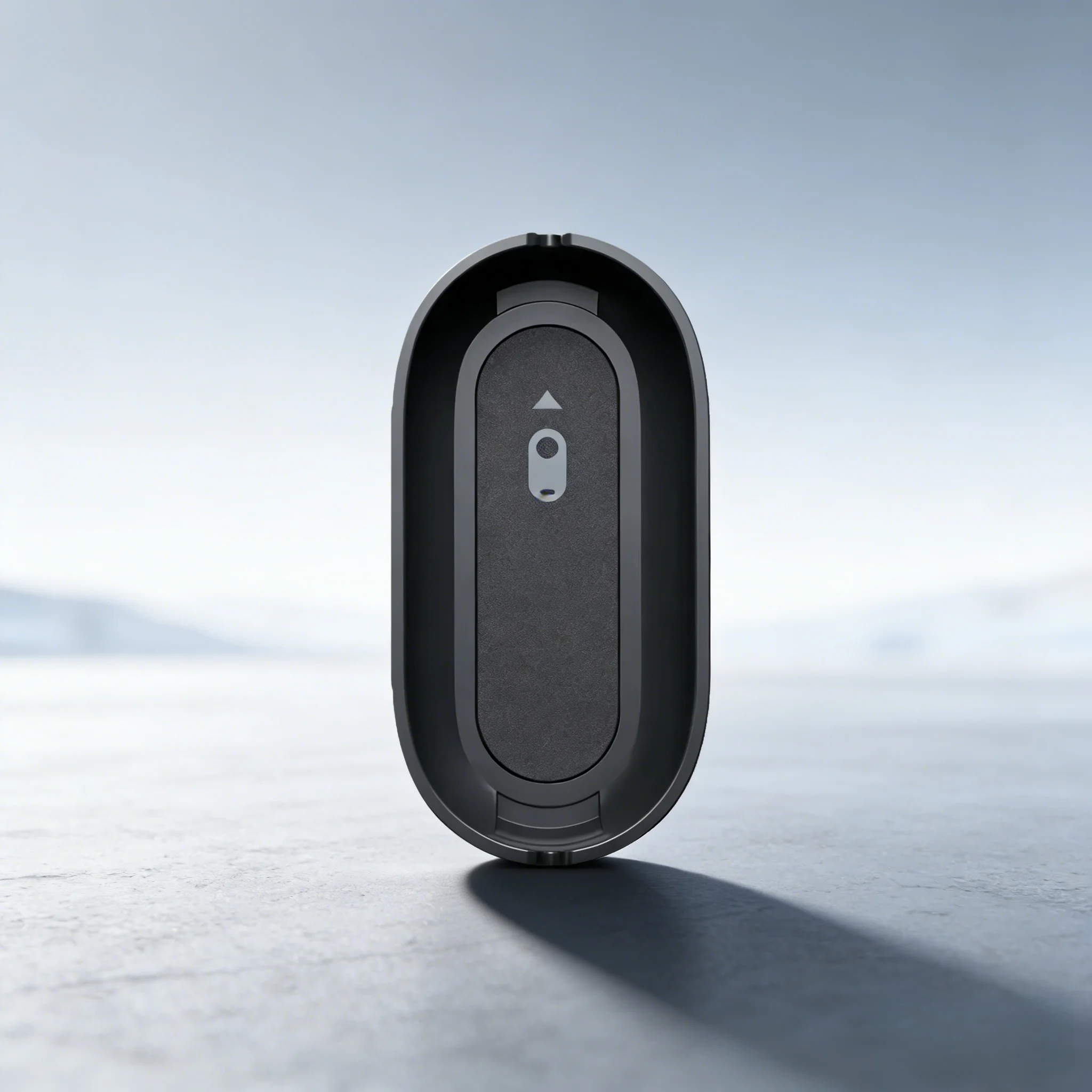 Gros plan sur le support de caméra pour casque Insta360 GO 3S, montrant son mécanisme de fixation et la réduction du bruit du vent.