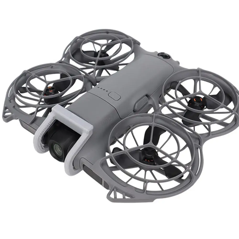 Drone DJI NEO 2 avec feu de position LED allumé en conditions humides, démontrant l'étanchéité de l'éclairage sécurité