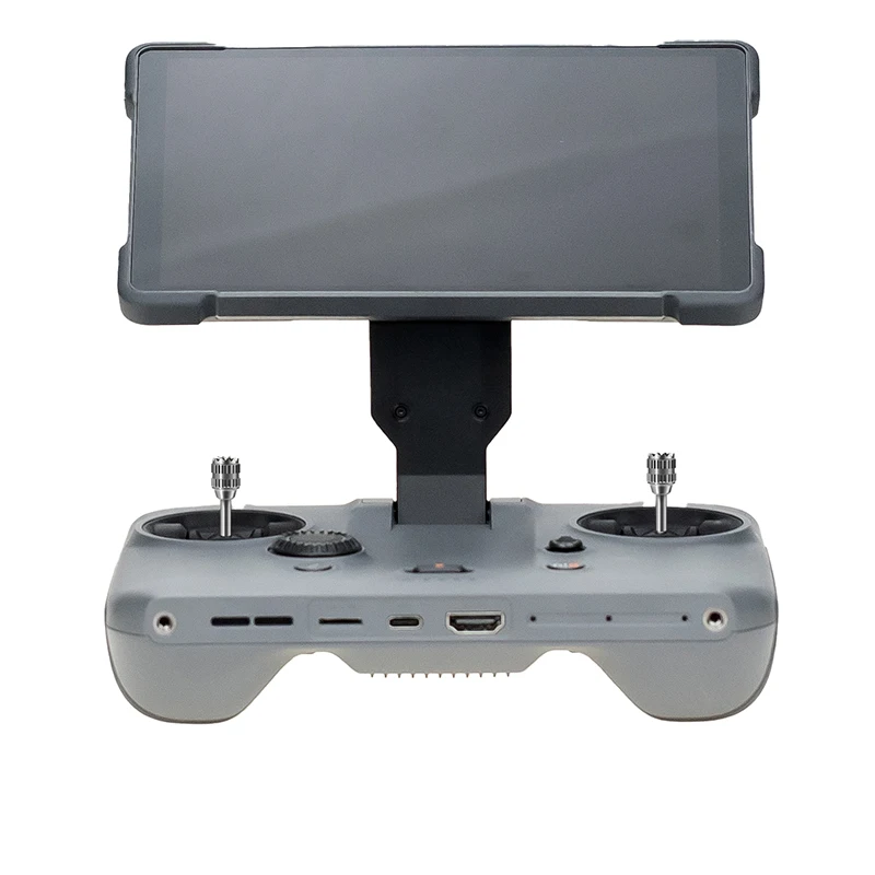 Joysticks en métal installés sur une télécommande DJI RC Pro 2, prêts à être utilisés avec un drone Air 3 ou Mini 4 Pro.