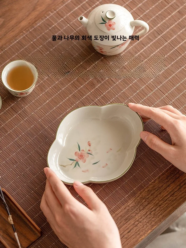 손으로 그린 세라믹 차 주전자 트레이 심플한 작은 티 테이블 매트 고급 차 세트 액세서리 복숭아꽃 디자인 미니멀리스트 스타일