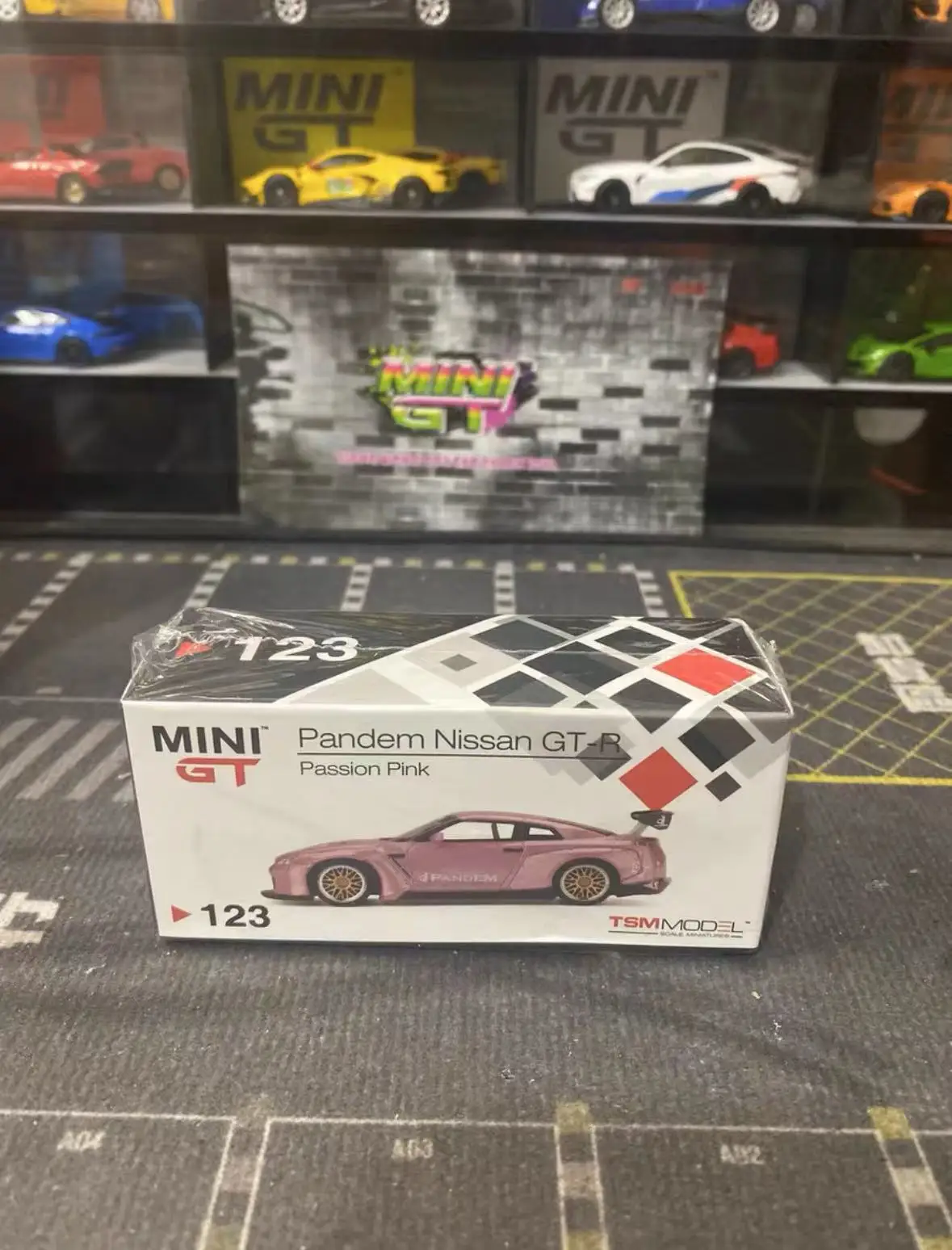 MINI GT 1:64 Pandem Nissan GT-R Passion Pink Model Car