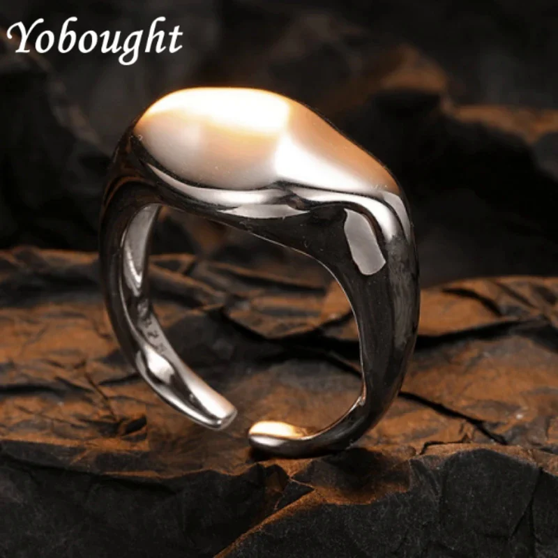 

Большое глянцевое женское кольцо для лица