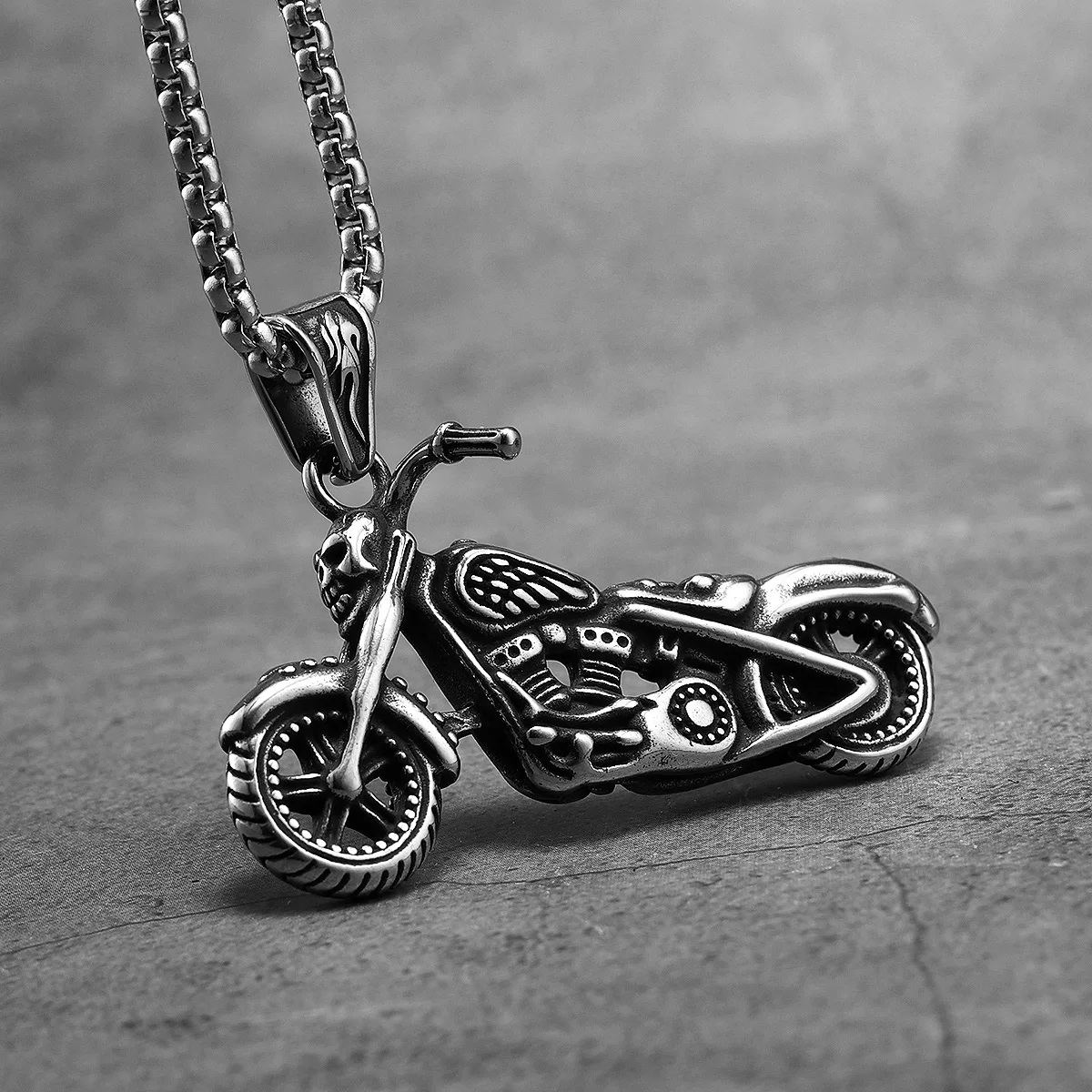 DESIGN - Collana Con Catena Barbazzale In Acciaio Inossidabile Resistente Allacqua Color Argento Con Ciondolo A Forma Di Fulmine 3d