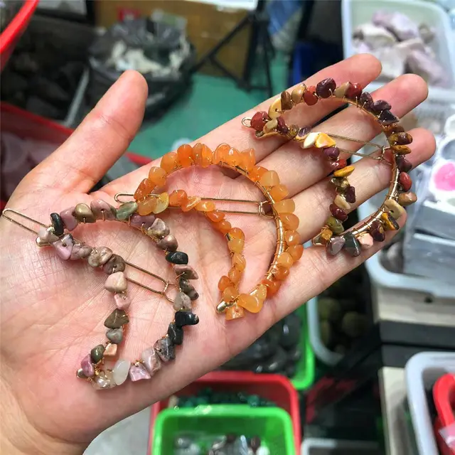 자연의 매력과 우아함이 만나는 초승달 자수정 헤어 클립