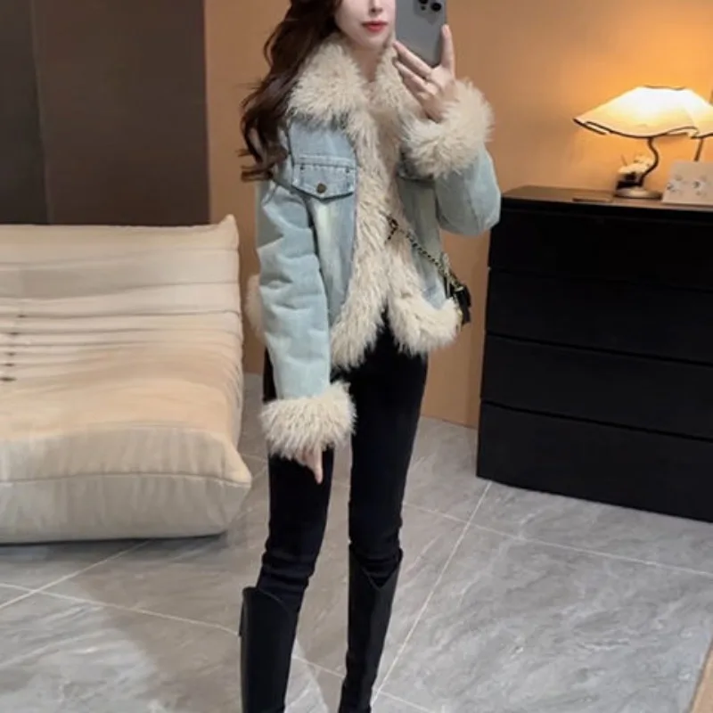 Female Retro Denim Splicing Denim Jacket Women's Winter 2025 New Loose and Thickened Fashion Temperament Short Pie To Overcome