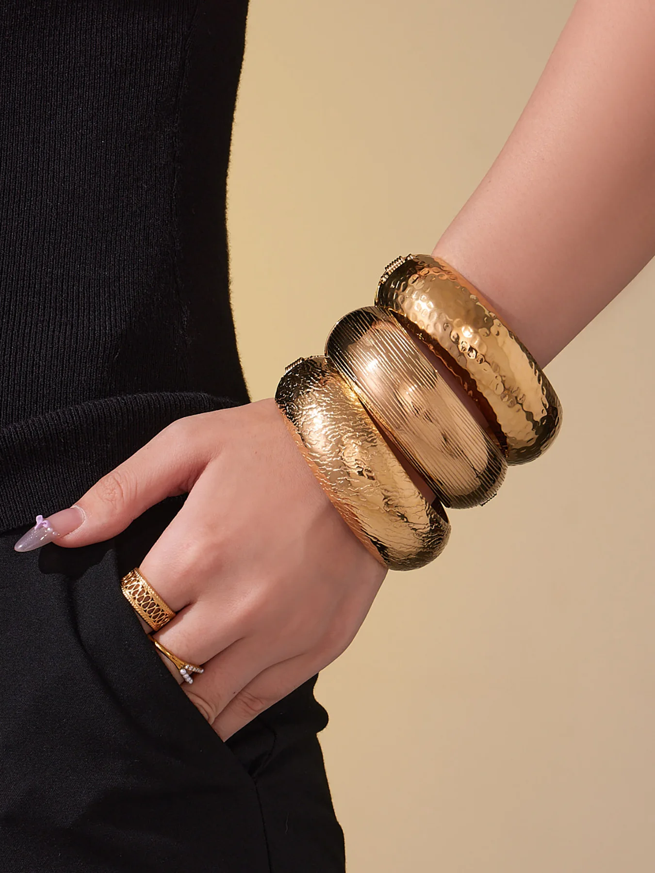 Klobiger breiter Armband-Armreif aus 18 Karat vergoldetem Edelstahl, Armreif für Frauen, gehämmerte, zu öffnende Manschettenarmbänder, Armreifen – Detail 6