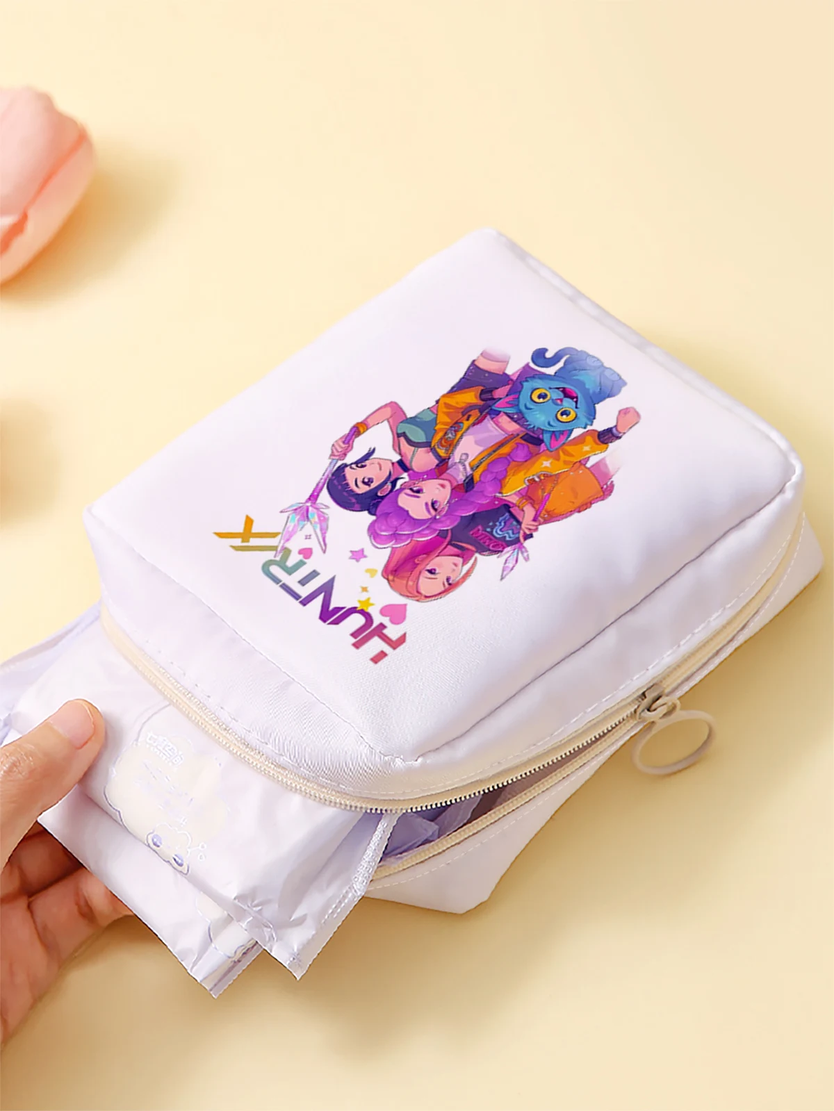 Cartoon pattern printed sanitary napkin storage bag, women's lightweight tissue bag, sanitary tissue bag