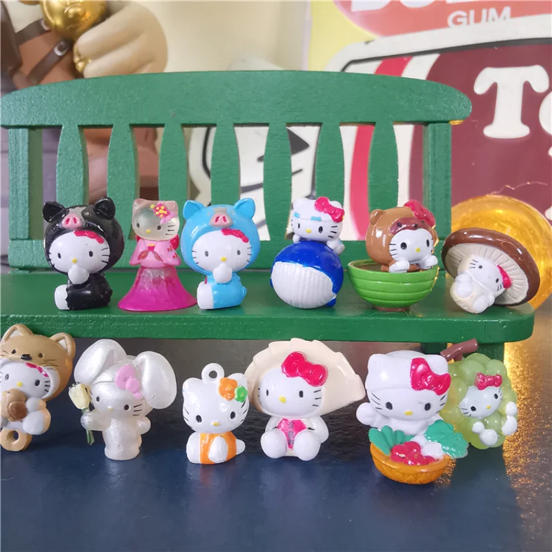 Un Gatto Di Cartone Animato Con Una Scatola Di Scatole Regalo E Un Hello Kitty 368683812