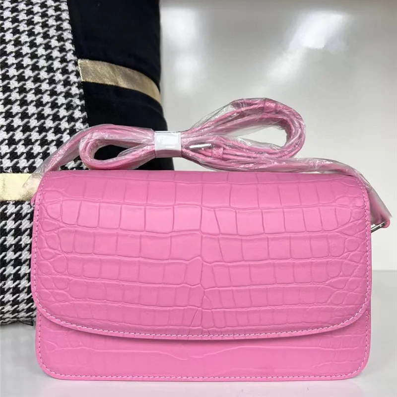 Рисунок 4 - Женская маленькая сумка-седло из