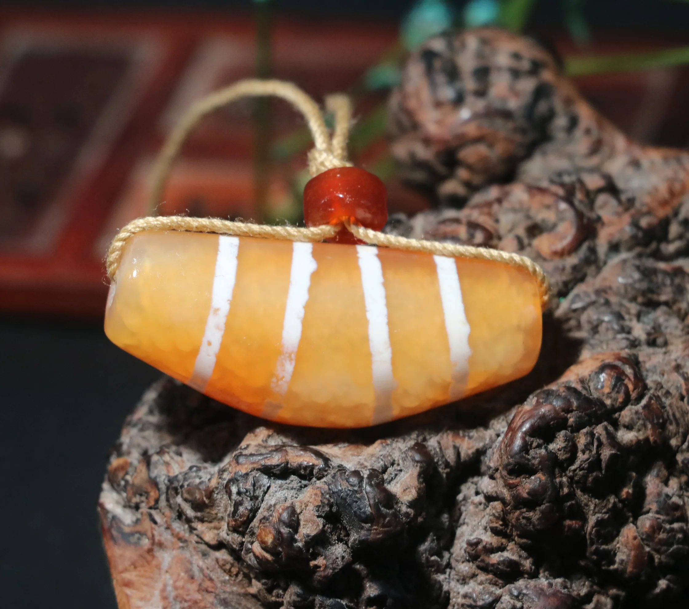 

No.210126N14 Energy Tibetan Old Agate Dot Light Red Color Line Type Healer Horn SH dZi Bead L Good Saurces