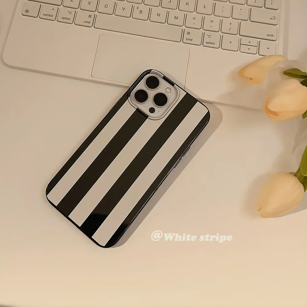 รูปสินค้า เคสกันกระแทก iPhone หลายรุ่น ลายทางเรียบหรู