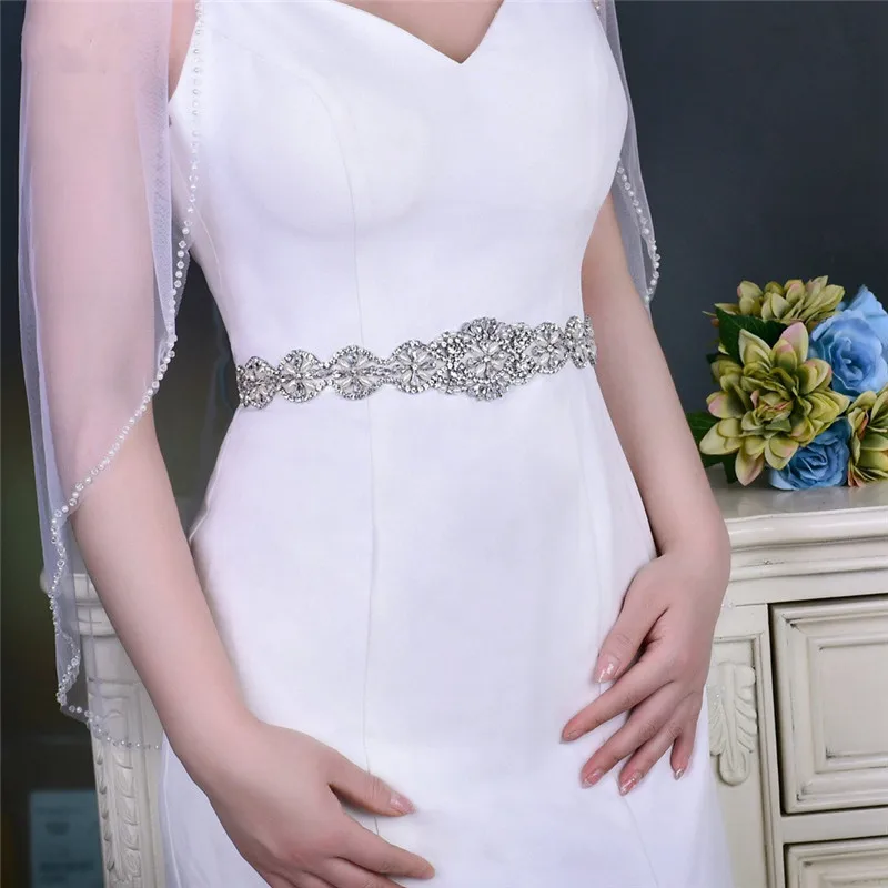 Cintura Da Sposa In Raso Azzurro Con Cristalli E Perle: Ornamento Floreale Per Abito Da Cerimonia