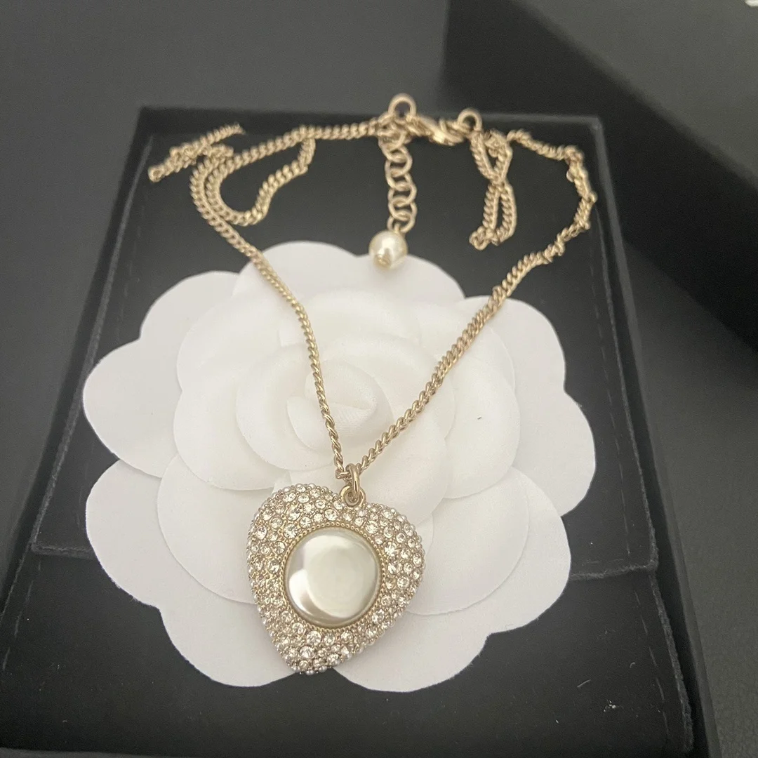 

European and American fashion exquisite high quality heart-shaped pearl necklace