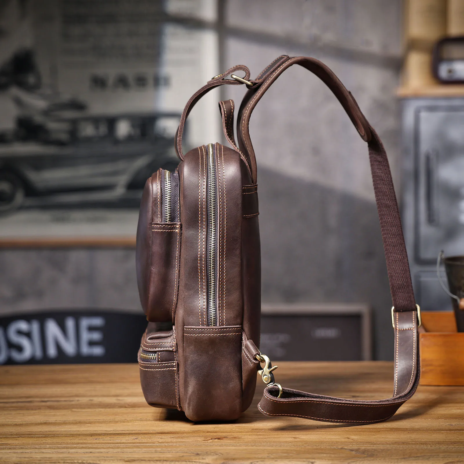 Hochwertige Echtleder-Brusttasche für Herren, Vintage Vollnarbenleder-Umhängetasche, Sling Bag, Tagesrucksack mit großer Kapazität – Detail 11