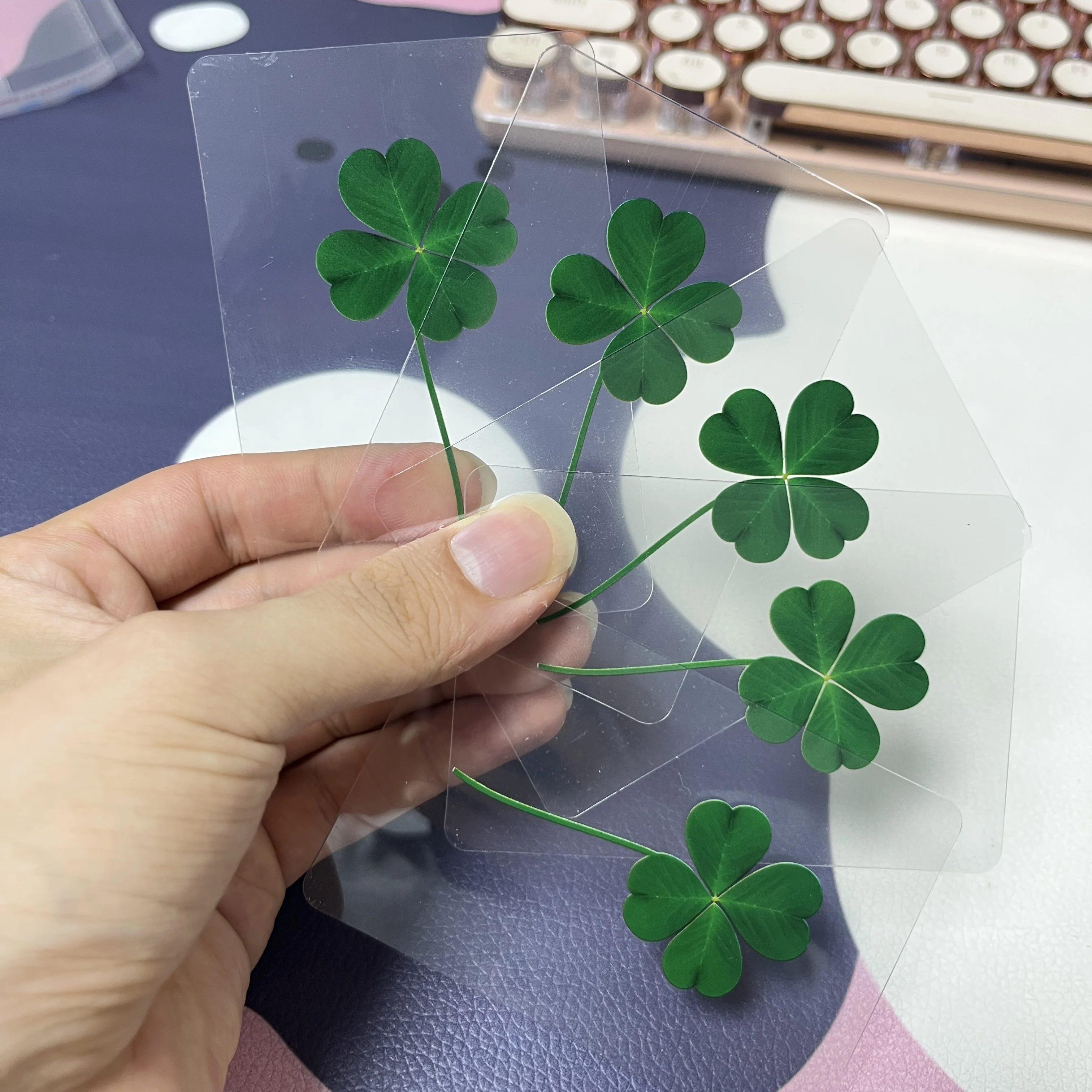 Clover postcard 15Pcs Lucky Simulation Four-Leaf Clover Postcards Shamrock Stems Transparent Wishing Cards Bookmarks & Decorations