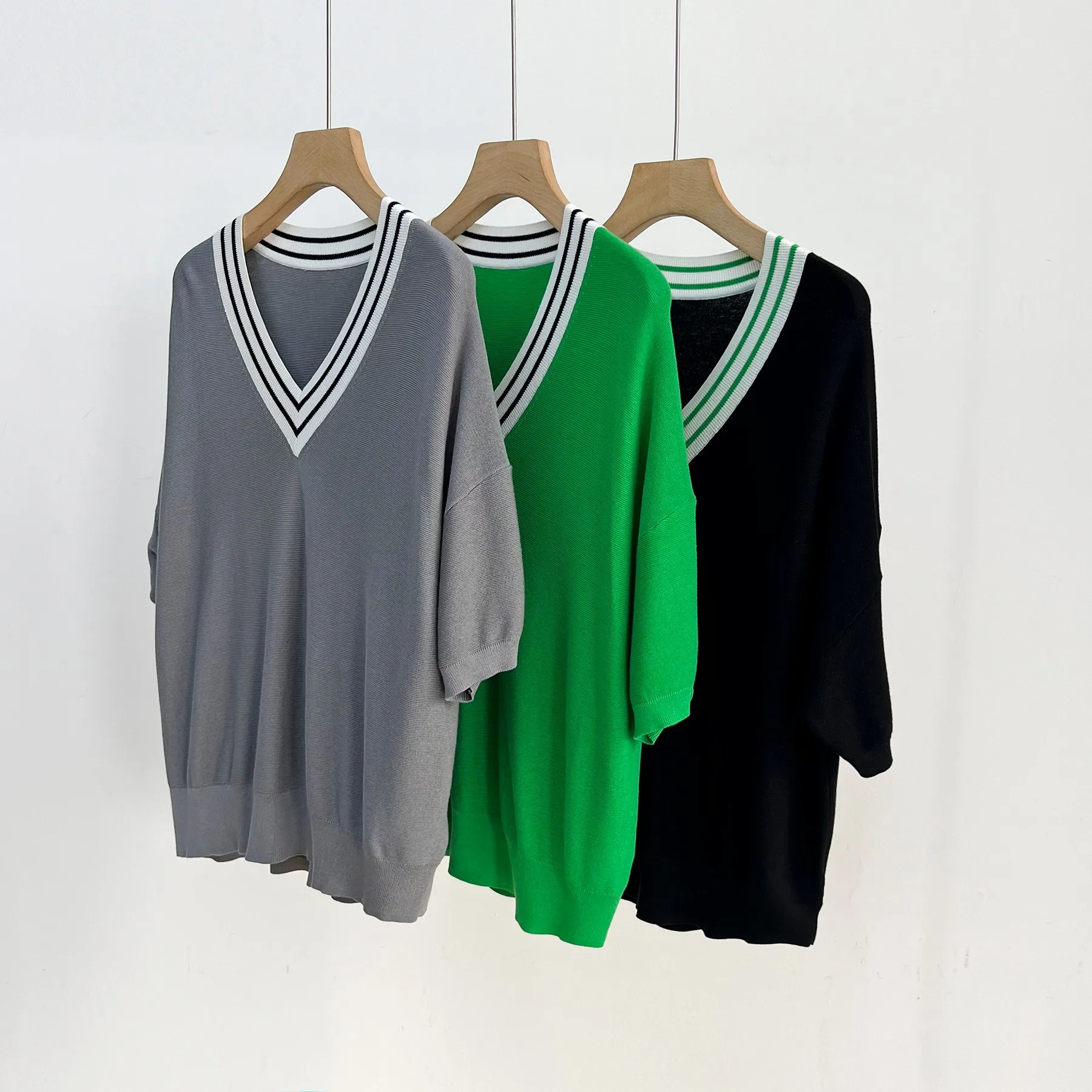 

New women's clothing for spring and summer 2023 Color Matching Large V-neck Loose Drop-Shoulder Sleeve Short Sleeve Top 0510