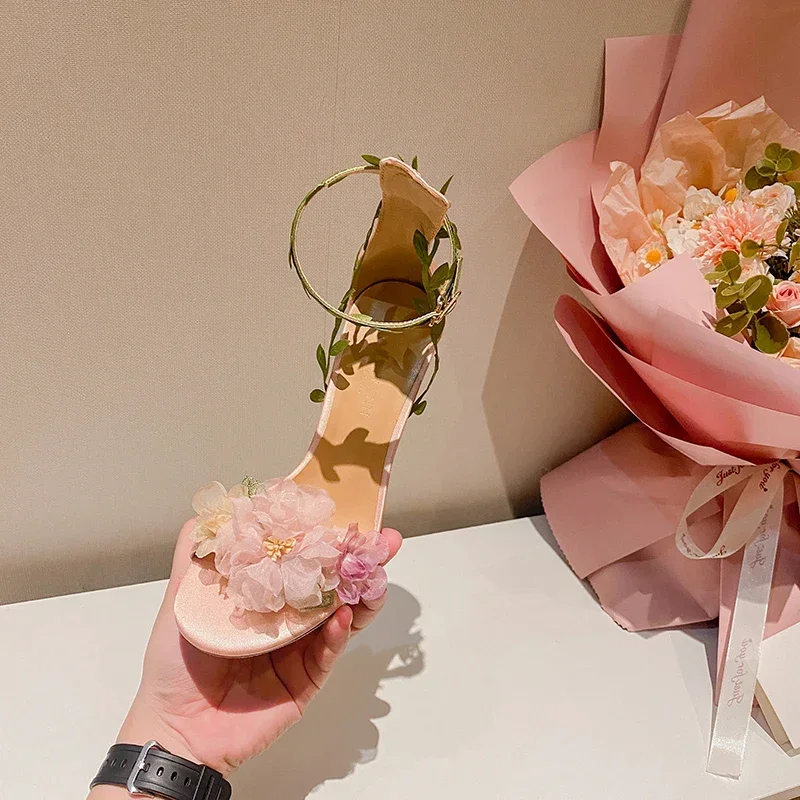 【関税＆送料込み】ChloAC Flower Heeled Sandals Shoes Chloé Heeled Flower Sandal in Obscure red | Chloé US
