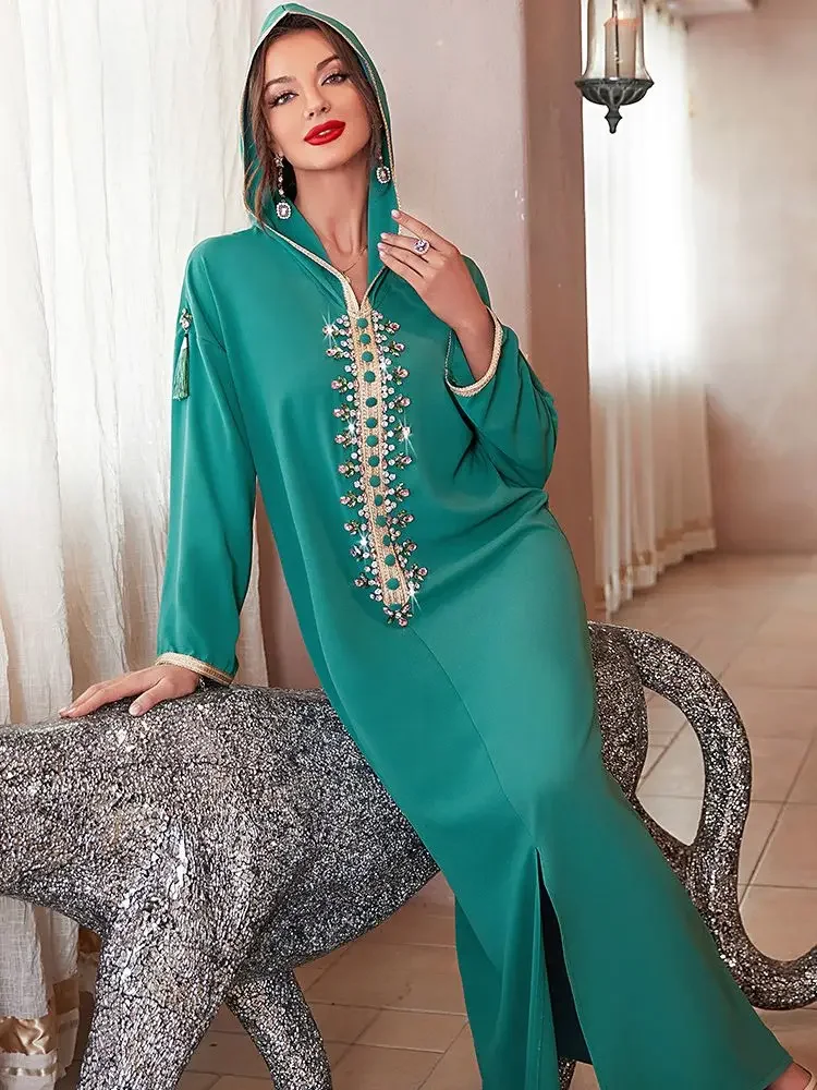 جلابية خضراء بتطريز ناعم