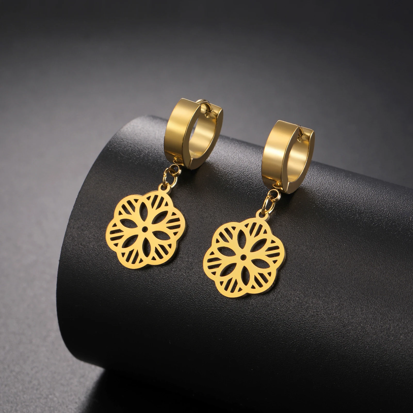 Top Kaner Design Hoop Earrings: The Elegant Intersection of Geometry ...