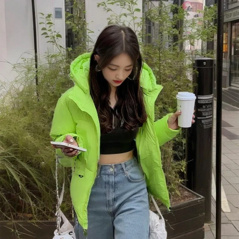 

Утепленная и свободная хлопковая куртка с капюшоном корейской версии куртка из хлопка карамельных цветов Женская короткая Зимняя Студенческая куртка в гонконгском стиле
