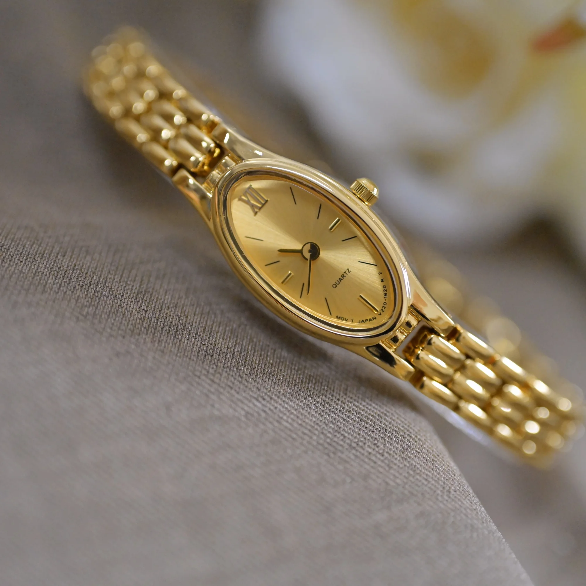 2025 ساعة نسائية فاخرة بتصميم عتيق مقاومة للماء وخ...