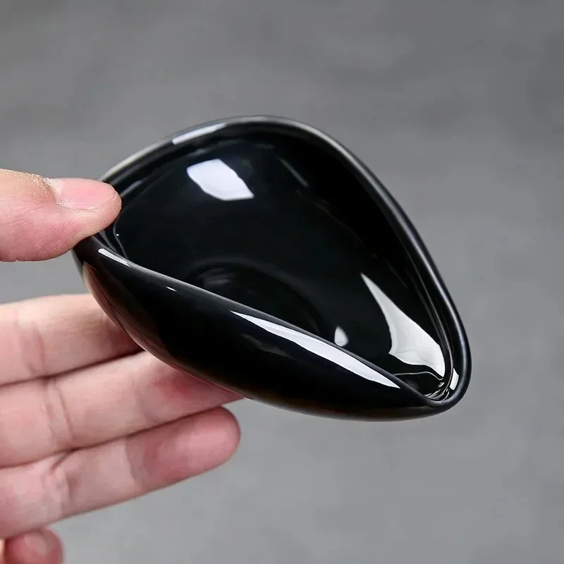 مجموعة قهوة فاخرة: حبوب، كوب، صينية، أدوات