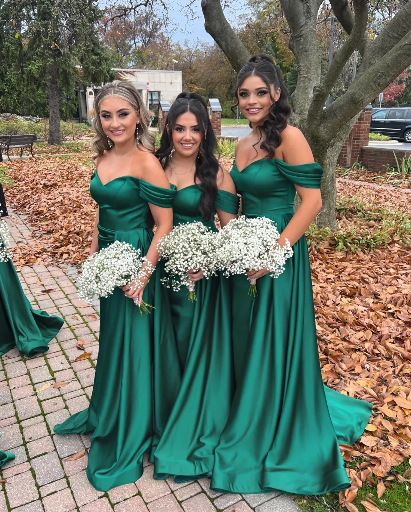 

Green Bridesmaid Dresses Long with Train pleated Off the Shoulder V Neck Tight Wedding Guest Dresses Evening Gowns