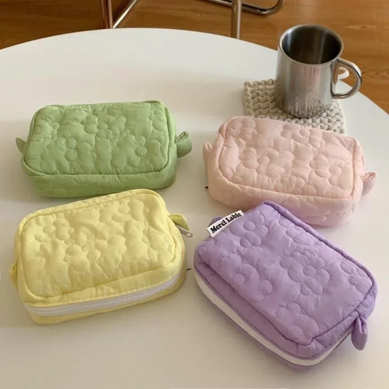 

Женская сумка для макияжа с цветочным рисунком, мягкая стеганая косметичка из хлопка, Вместительная дорожная сумочка для косметики на молнии