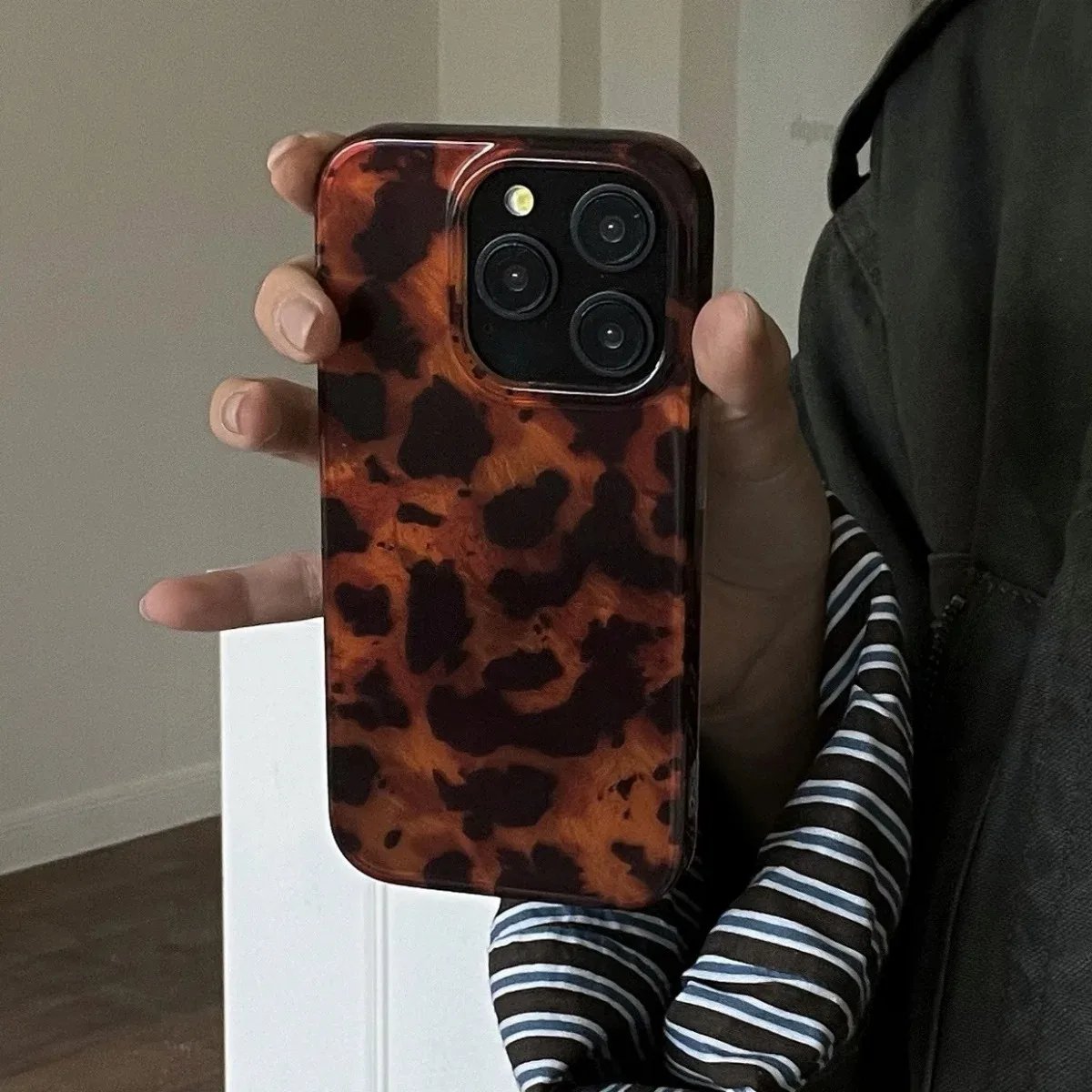 Retro Amber Texture Laser Phone Case - Stylish Leopard Print Soft Cover