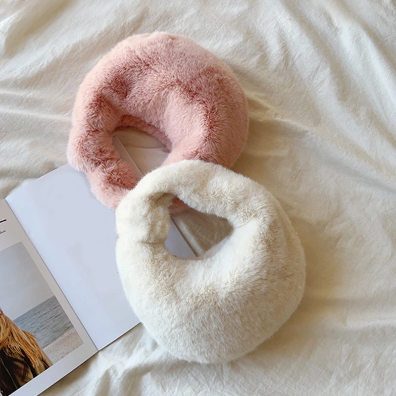 Winter Women's Plush Half Moon Fur Handbag Small Wrist Clutch Fashion Short Handle Phone Bag Coin Purse Ladies Fashion Accessory