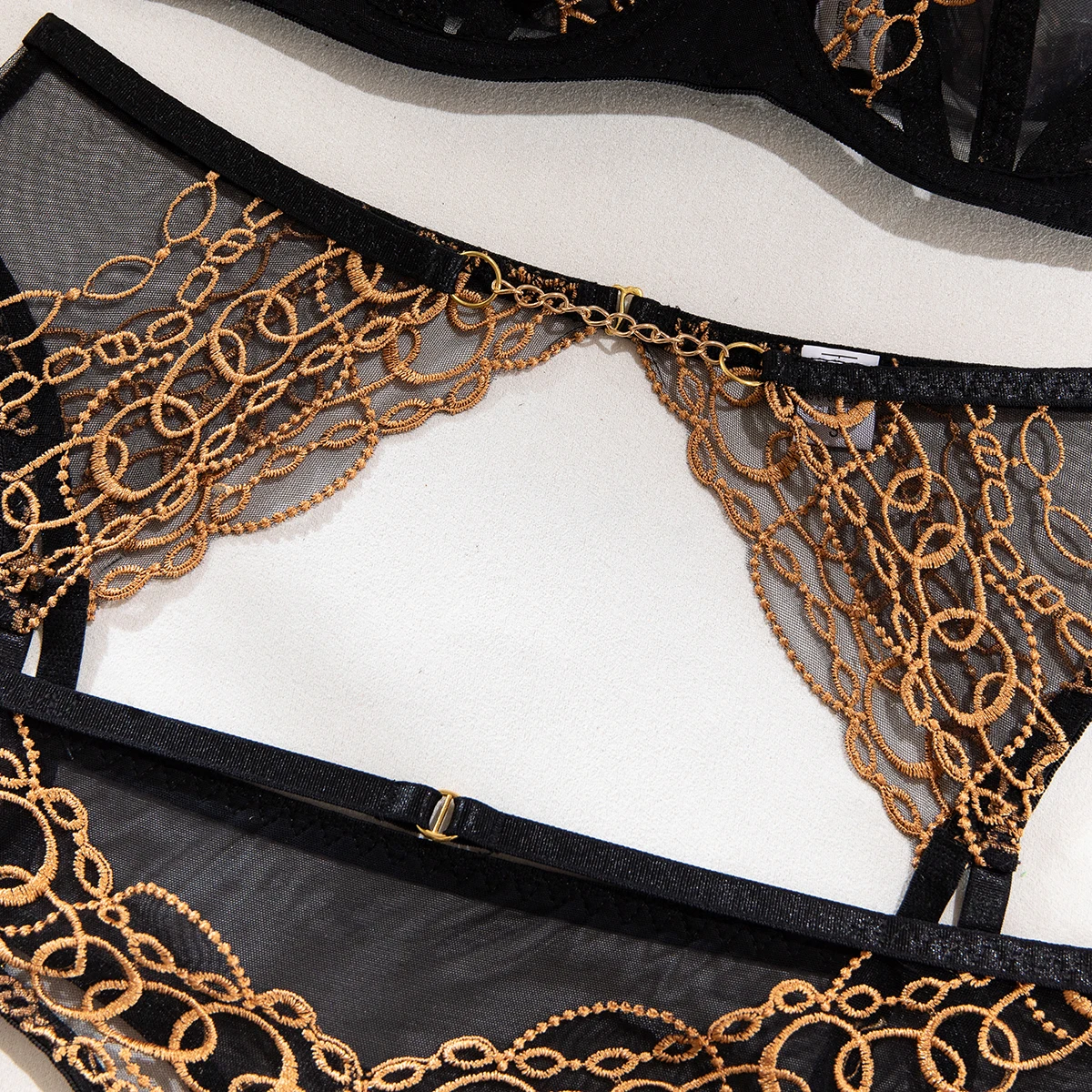 Conjunto de sujetador, tanga y liguero negro con precioso bordado marrón